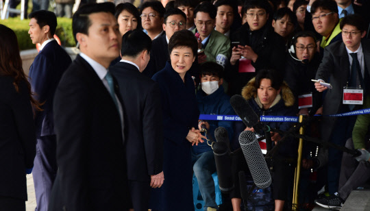 박근혜 전 대통령이 21일 서울 서초동 서울중앙지검에 피의자 신분으로 출석, 입장을 밝히고 있다. 박 전 대통령은 '비선 실세' 최순실씨의 국정농단에 공모해 뇌물수수 등 모두 13가지 범죄를 저지른 혐의를 받고 있다. 사진공동취재단